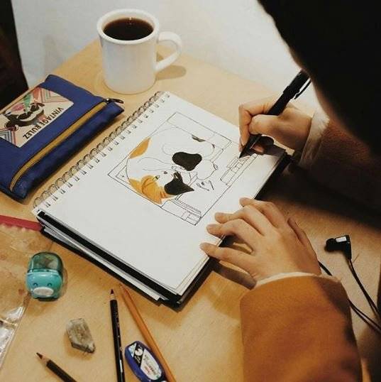 그림책 '고양이의 크기'를 작업하고 있는 작가 '서귤'.