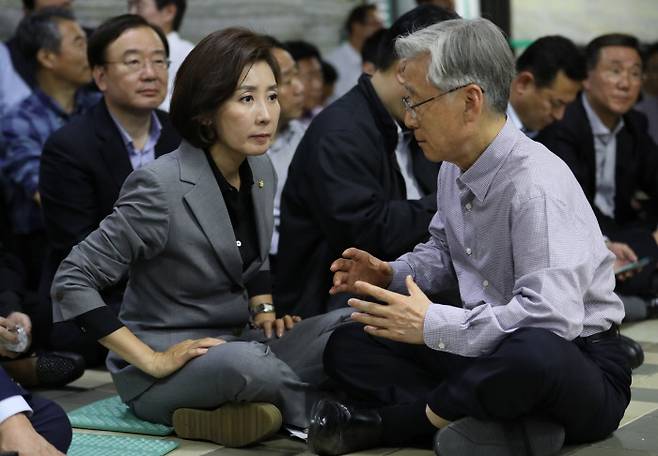 26일 국회 의안과 앞에서 농성 중인 자유한국당 나경원 원내대표가 국회 법제사법위원장인 여상규 의원과 대화하고 있다. 연합뉴스