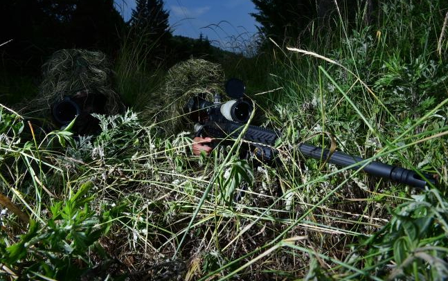 육군 모 부대 소속 저격조 장병이 K14 소총을 활용해 전술훈련을 하는 모습 / 사진제공 = 육군