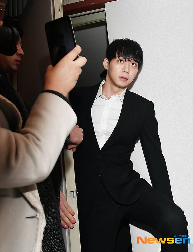 지난 4월 10일 박유천은 전 남양유업 손녀 황하나와 마약투약혐의와 연관되어 기자회견을 열었다.
