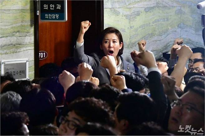 문희상 국회의장이 패스트트랙 법안접수를 위한 경호권을 발동한 가운데 25일 저녁 국회 의안과 앞에서 자유한국당 나경원 원내대표를 비롯한 의원, 당직자들이 헌법수호를 외치고 있다. (사진=윤창원 기자)