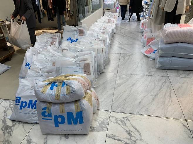 동대문시장 도매매장 앞에 쌓여있는 의류상품. 주문 받은 의류상품 묶음을 전국 온, 오프라인 쇼핑몰로 전달하는 것이 대행업자인 사입삼촌의 역할이다.