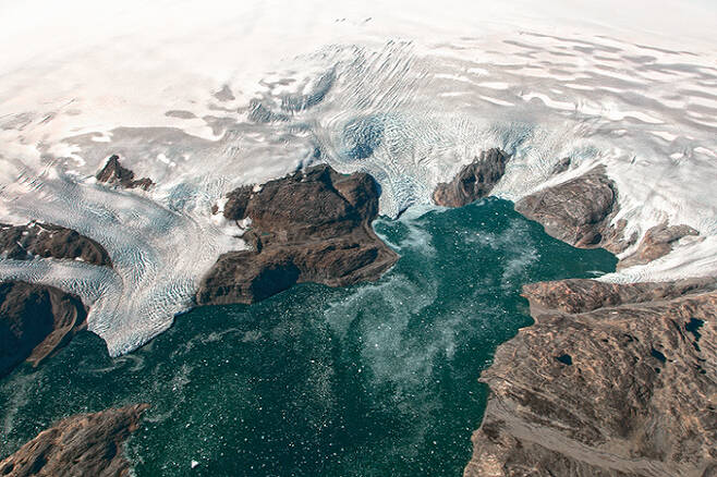 NASA 항공기가 촬영한 그린란드 남부 피오르에서 빙하가 흘러내려가고 있는 모습(2016년 9월2일). 미국항공우주국(NASA)
