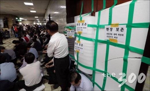 선거제 개편안 등의 패스트트랙 지정을 두고 여야의 대치가 진행되고 있는 26일 서울 여의도 국회 의안과 문에 현장보존 문구가 붙어 있다. /사진=김창현 기자