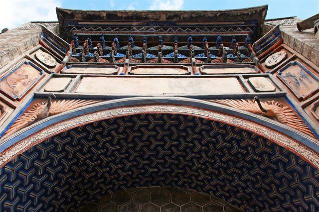 마루지 저택 대문에 살포시 앉은 학 조각.