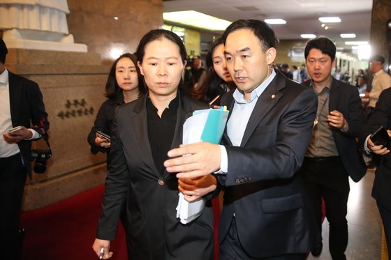 권은희(왼쪽) 바른미래당 의원이 지난 25일 오후 국회 운영위원장실을 빠져나와 이동하고 있다. 오른쪽은 채이배 의원. [중앙포토]