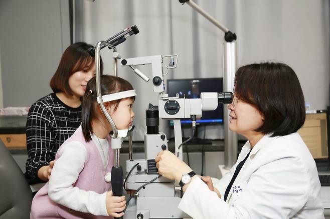 중앙대병원 안과 문남주 교수가 한 어린이의 시력을 검사하고 있다. 사진=중앙대병원 제공