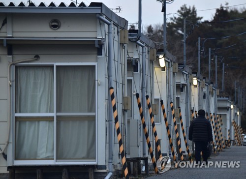 지난 3월 동일본대지진 후 일본 후쿠시마(福島)현 이와키시에 만들어진 가설주택에 한 남성이 걸어가는 모습 [교도=연합뉴스 자료사진]