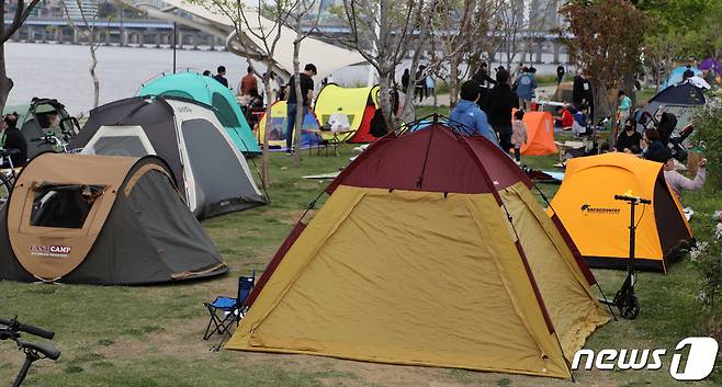 28일 서울 여의도 한강공원에서 시민들이 텐트를 치고 휴일을 즐기고 있다. 2019.4.28/뉴스1 © News1 황기선 기자