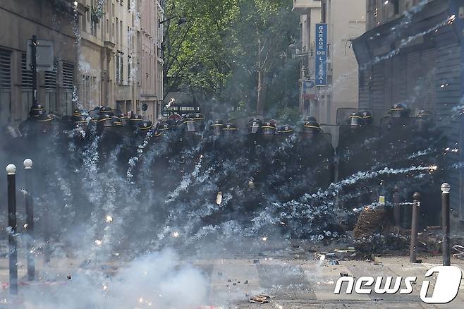1일 프랑스에서 발생한 노동절 시위 진압 장면 © AFP=뉴스1