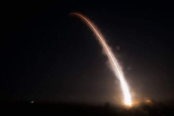1일(현지시간) 새벽 미국 캘리포니아주 밴던버그 공군기지에서 발사한 미니트맨 3 대륙간탄도미사일(ICBM)이 화염을 뿜고 상승하고 있다. 이번 발사는 핵탄두가 없는 미사일을 발사하는 훈련이다. [사진 미 공군]