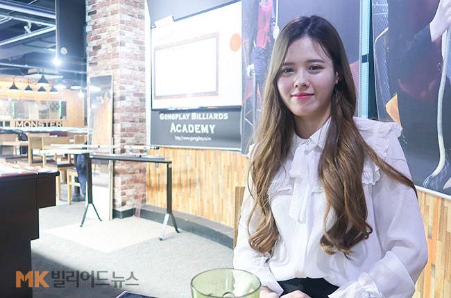 “올해 목표는 방송경기였어요. 그런데 첫 대회부터 이루었네요. 하하”‘ 지난달 열린 ‘인제오미자배 3쿠션 페스티벌’ 여자부문에서 혜성처럼 떠오른 인천연맹 서한솔(23·국내랭킹 17위)이 자신의 연습구장인 빌몬스터(인천 부평구)에서 인터뷰 중 웃고 있다.