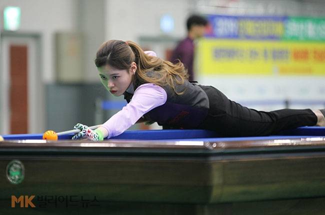 인제오미자배 3쿠션 준결승 경기서 샷을 준비하고 있는 서한솔.