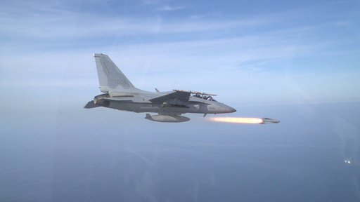 한국 공군 FA-50 경공격기에서 매버릭 공대지 미사일이 발사되고 있다. KAI 제공