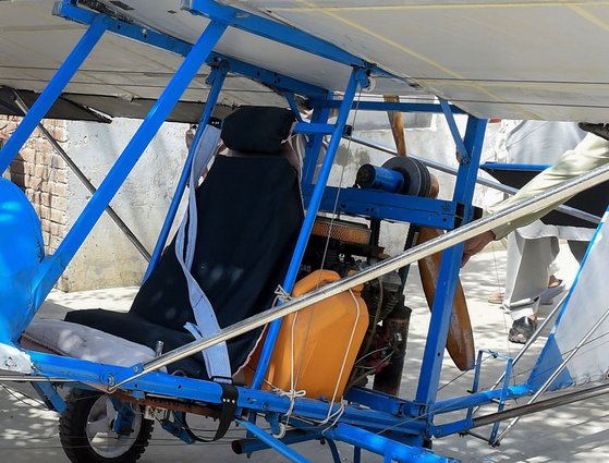 I무하마드 페이야즈 씨가 직접 만든 경비행기. 조정석 의자 뒤에 연료통이 보인다. [AFP=연합뉴스]