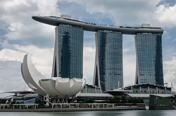 2010년 개장 후 연 11조원의 관광 수입을 거둬들이고 있는 싱가포르 마리나베이샌즈. 싱가포르는 최근 복합리조트 2개 확장 공사에 7조5000억원을 투자한다고 발표했다. [사진출처 = 연합뉴스]