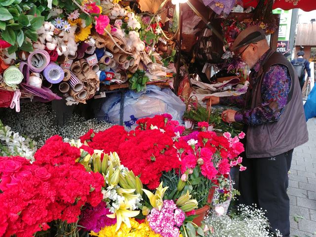 서울 종로3가에서 38년째 꽃가게를 운영한다는 차오성씨가 어버이날 선물용 카네이션 바구니를 만들고 있다.