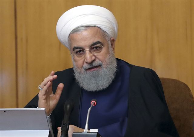 하산 로하니 이란 대통령이 8일 각료 회의를 주재하고 있다. AP 연합뉴스