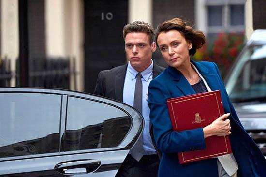 내 삶을 망가뜨린 자를 위해 일해야 한다. 보디가드 속 데이비드 버드(왼쪽)와 줄리아 몬타구의 관계는 그렇게 시작된다.