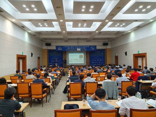 지난 10일 열린 한국반도체디스플레이학회 2019년 춘계학술대회에서 황상준 삼성전자 메모리사업부 상무가 발표하고 있다.