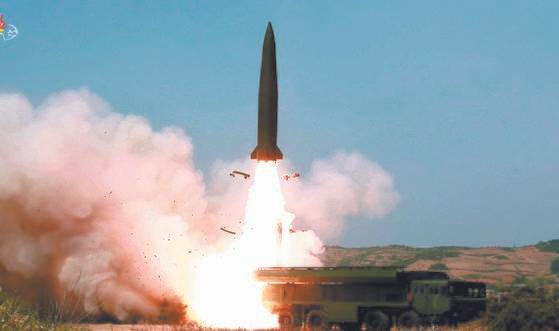 북한 조선중앙TV가 5일 전날 동해 해상에서 김정은 국무위원장 참관 하에 진행된 화력타격 훈련 사진을 방영했다. '북한판 이스칸데르' 미사일로 추정되는 전술유도무기가 날아가는 모습. [조선중앙TV]