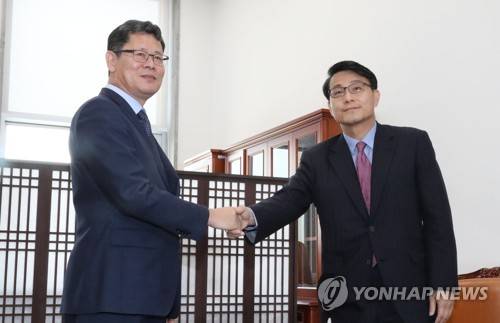 김연철 통일부장관과 악수하는 윤상현 외교통일위원장 (서울=연합뉴스) 하사헌 기자 = 윤상현 국회 외교통일위원장(오른쪽)이 10일 오전 국회에서 북한 현안과 관련해 김연철 통일부장관과 면담을 갖기에 앞서 악수하고 있다. toadboy@yna.co.kr