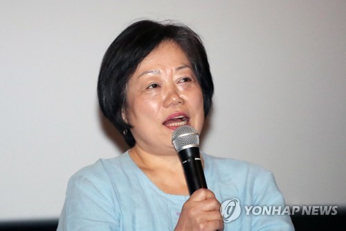 "북한군 제1광수?…한동네 살던 김군" (광주=연합뉴스) 천정인 기자 = 10일 오후 광주 서구 상무CGV에서 열린 다큐멘터리 영화 '김군' 시사회에서 지만원씨가 북한군으로 지목한 사진 속 인물에 대한 당시의 기억을 주옥(60)씨가 회상하고 있다. 2019.5.10 iny@yna.co.kr