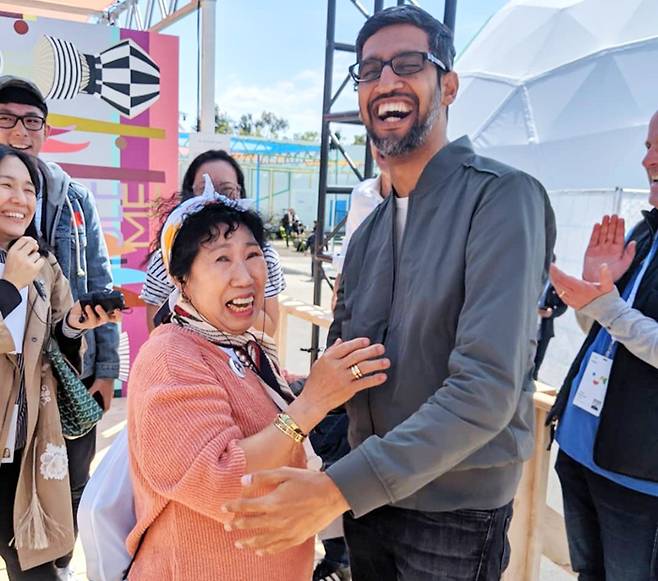 지난 7일(현지 시각) 미국 캘리포니아주 마운틴뷰에서 열린 구글 개발자대회에서 한국인 유튜버 박막례(72·왼쪽) 할머니가 구글 순다르 피차이 최고경영자(CEO)를 만나고 있다. /순다르 피차이 인스타그램