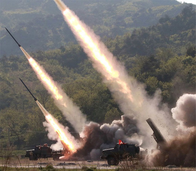 9일 북한의 ‘화력타격훈련’ 현장에서 240mm 방사포가 화염을 내뿜으며 포탄을 발사하고 있다. 사진 출처 노동신문