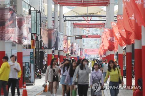 전주국제영화제에 몰린 인파 (전주=연합뉴스) 임채두 기자 = 10일 오후 전주국제영화제가 열리고 있는 전북 전주시 완산구 영화의 거리에서 시민과 관광객들이 영화제를 즐기고 있다. 2019.5.10 doo@yna.co.kr