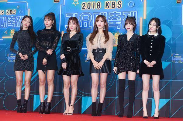 민아(맨 오른쪽)를 제외한 AOA 멤버 5명이 현 소속사와 재계약을 체결했다. 한국일보 DB