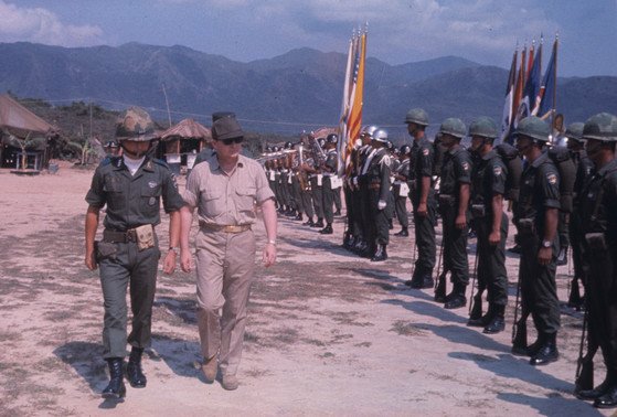 베트남 전쟁에 파병된 한국군 부대 사열식