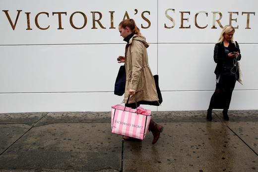 뉴욕 맨하탄에서 한 여성이 빅토리아 시크릿 쇼핑백을 들고 거리를 걷고 있다. [로이터]