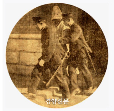 1932년  4년형을 받고 용수를 쓴채 형무소로 호송되는 도산의 모습. 도산 안창호선생기념사업회