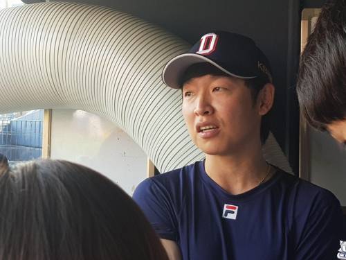 잠실에서 만난 정수빈 (서울=연합뉴스) 두산 베어스 외야수 정수빈이 14일 서울시 잠실구장에서 훈련한 뒤 취재진과 대화하고 있다.