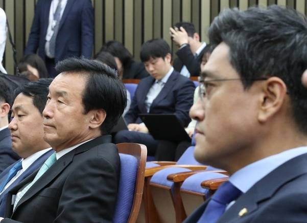 15일 국회에서 열린 바른미래당 원내대표 선출 의원총회에서 손학규 대표와 오신환 원내대표가 굳은 표정으로 앉아 있다./연합뉴스