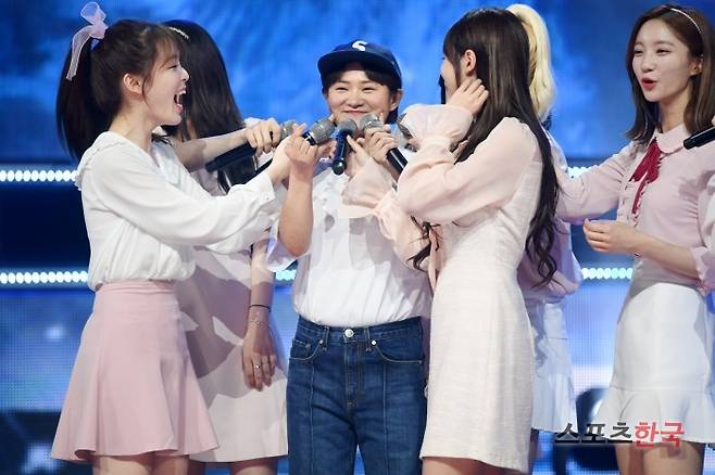 MBC 뮤직 '쇼 챔피언' 무대에 오른 오마이걸, 김신영. 사진=윤수정 기자 pic@hankooki.com