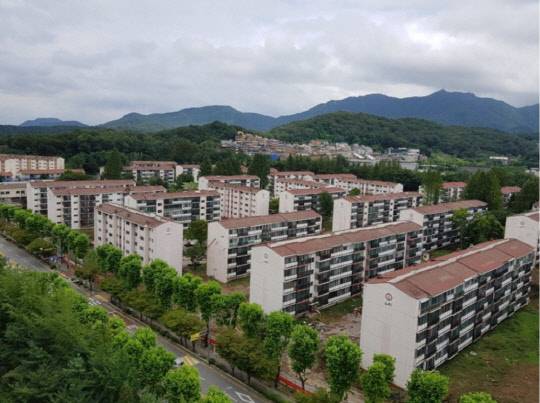 GS건설이 과천주공6단지를 재건축해 짓는 과천자이가 17일 본격 분양된다. 이 단지의 분양가는 일부 타입을 제외하고 9억원이 넘어 자금력을 갖추고 있어야 한다. 사진은 과천주공6단지 전경.<디지털타임스 DB>