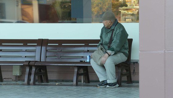 일본의 100세 이상 노인의 수는 7만 여 명에 이른다. 사진은 노인 비율이 38%에 댈하는 일본 사이타마현 하토야마(鳩山) 뉴타운의 타운센터에서 쉬고 있는 노인. [중앙포토]