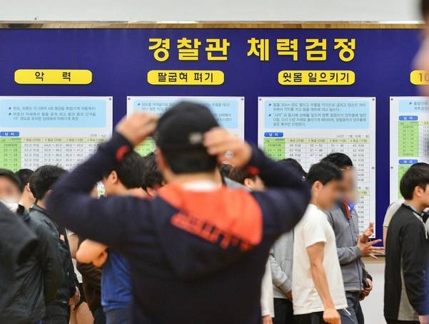 경찰공무원 채용 체력시험장의 모습. 응시자들이 줄을 서서 대기하고 있다. /조선DB