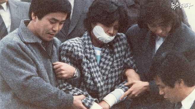 ▲ 1987년 12월 15일 오후, 김포공항을 통해 서울로 압송된 김현희