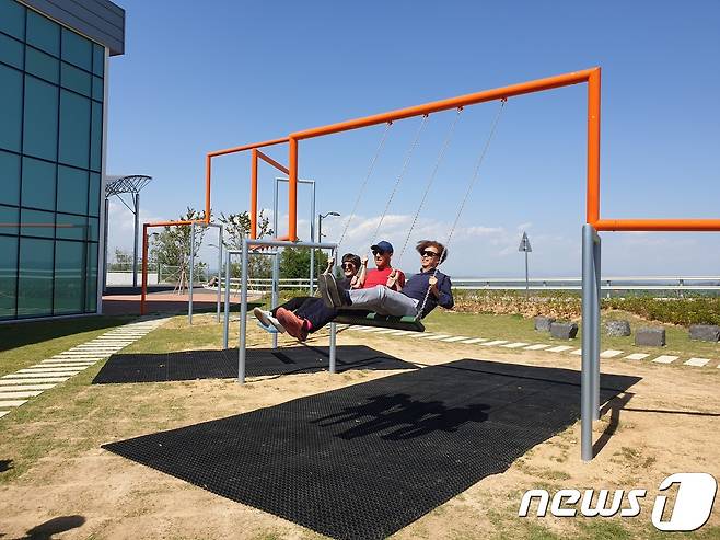 슈퍼플렉스의 작품 '하나 둘 셋 스윙!'(One Two Three Swing!).© 뉴스1 이기림 기자