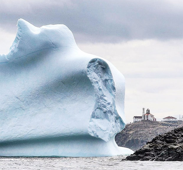 캐나다 남동부 끝자락에 위치한 뉴펀들랜드와 래브라도 해안에는 매년 이맘때면 크고 작은 빙산들이 흘러든다/사진=마크 그레이