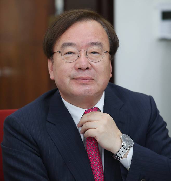 자유한국당 강효상 의원이 23일 오전 여의도 국회 원내대표실에서 열린 청와대 특감반 진상조사단 회의에 참석했다. 이와 관련해 청와대는 지난 22일 한미 정상 통화 내용을 강 의원에게 유출한 외교관을 적발한 것으로 알려졌다. 연합뉴스