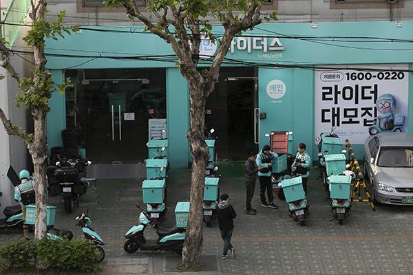 ⓒ시사IN 이명익 배민라이더스(아래)를 이용하는 음식점은 8000여 곳으로 1년 전에 비해 2.5배 늘었다.