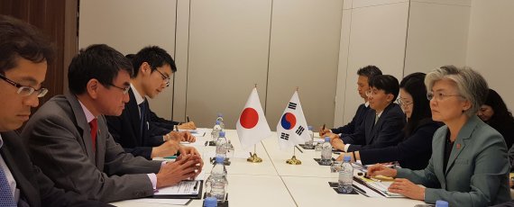 강경화 외교부 장관(오른쪽)과 고노 다로 일본 외무상이 23일 오후(현지시간) 프랑스 파리 풀만호텔에서 한·일 회담을 하고 있다. 사진공동취재단