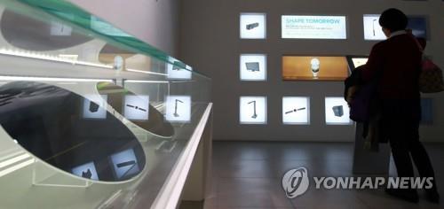 서울 서초동 삼성전자 딜라이트 전시장을 찾은 관람객들이 반도체 관련 전시물을 살펴보는 모습 [연합뉴스 자료사진]