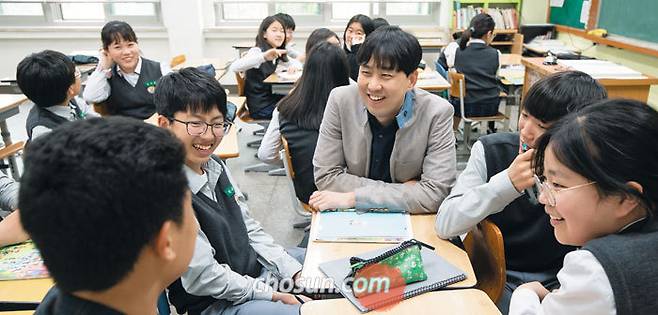 김헌용씨는 좋은 장애인 교사가 아닌 좋은 교사를 꿈꾼다. 학생들이 선생님을 평가하는 교원 평가 첫머리에서 ‘장애인임에도’라는 단어가 사라졌을 때를 가장 기쁜 순간으로 꼽는다. / 최항석 영상미디어 객원기자