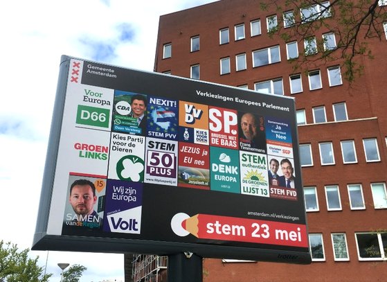 지난 20일 네덜란드 거리에 내걸린 유럽의회 선거 출마 16개 정당의 선거 포스터. 나비 로고가 새겨진 게 네덜란드 동물당(PvdD)의 포스터다. [더치뉴스 캡처]