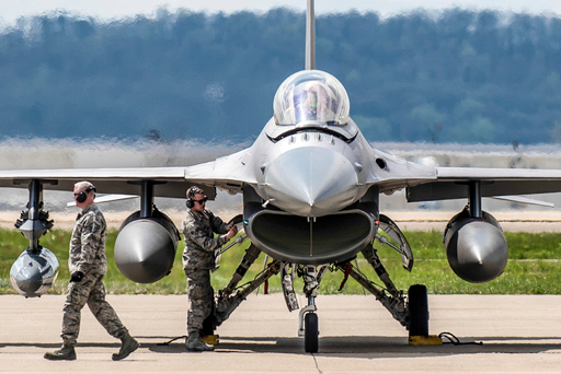 미 공군 F-16 전투기가 출격을 앞두고 연료를 공급받고 있다. 미 공군 제공